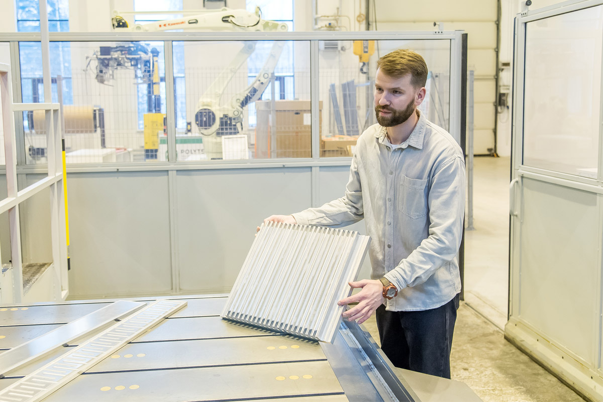 A lightweight and durable radiator for cooling electric vehicle batteries